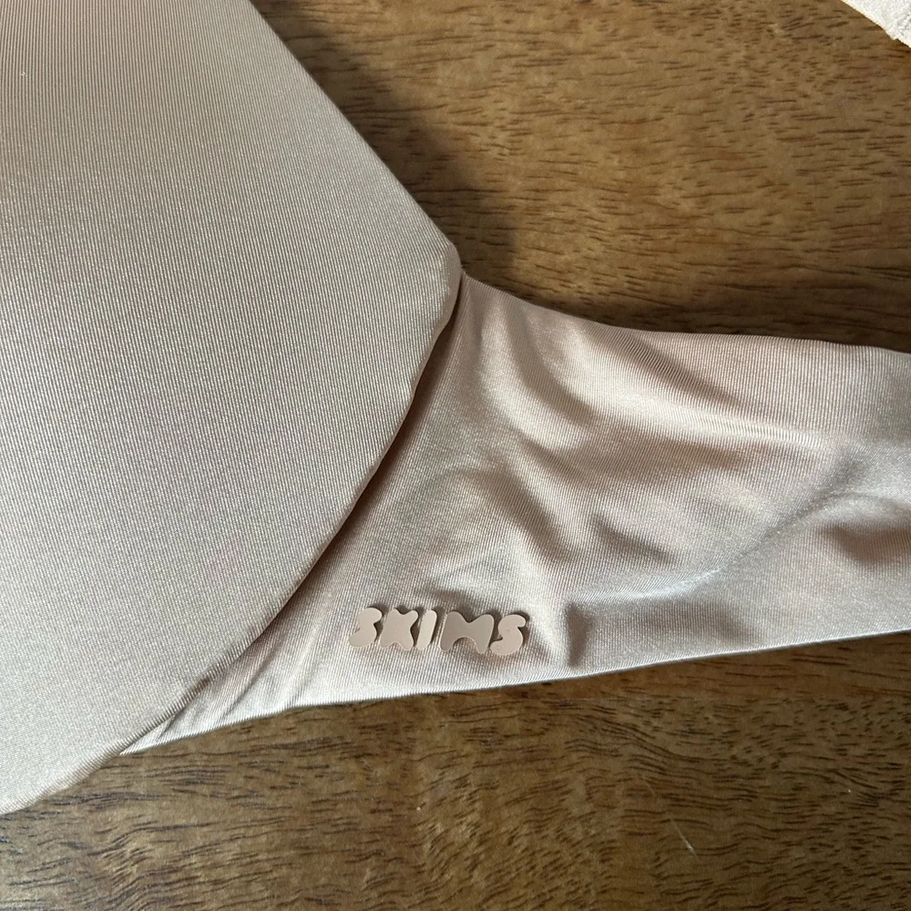 SKIMS Wireless Form Push Up Plunge Bra Clay - Picture 11 of 11